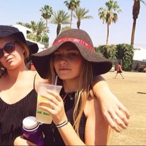 Lovely bird brown floppy hat - perfect 4 coachella